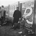 Le Mans 11. června 1955, okamžiky po katastrofě. Tenhle muž měl štěstí. I když ho zasáhly kovové trosky vozu, přežil.