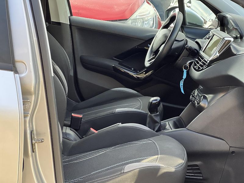 Peugeot 208 1.2i KLIMATIZACE ABS ASR ESP - fotka 30 z 41
