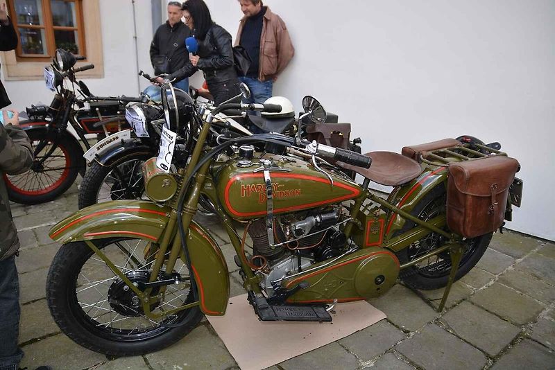Automobiloví a motocykloví veteráni se vydali v neděli na tradiční jízdu Ze zámku na hrad. Start byl na Horním náměstí v Přerově, kde si lidé užili bohatý program.