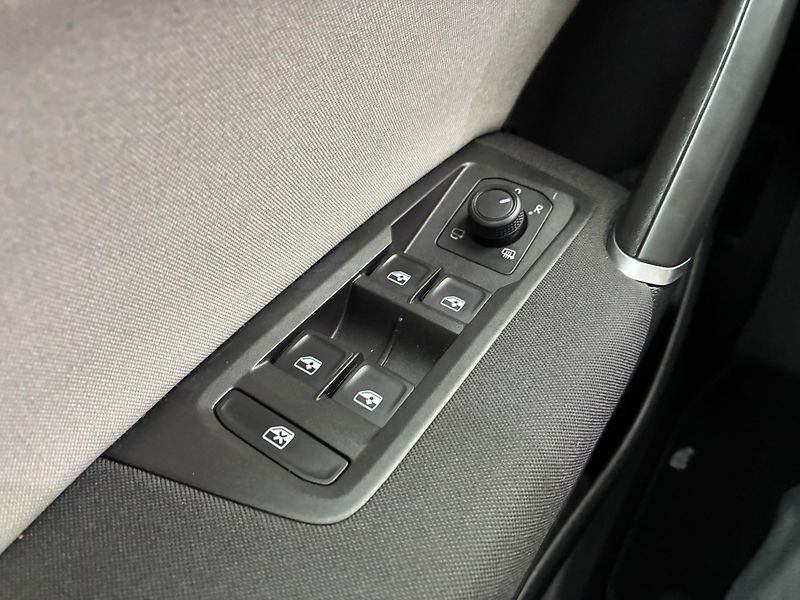 Volkswagen Touran 2,0 TDI DSG Panorama 1.Maj. - fotka 16 z 32