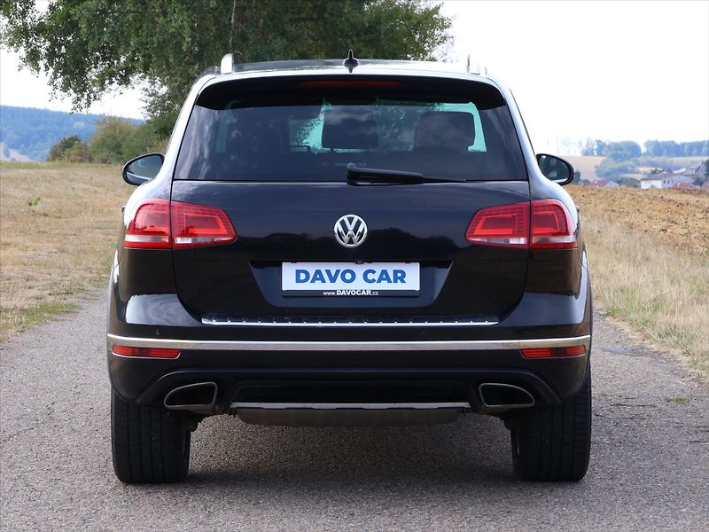 Volkswagen Touareg 3,0 TDI V6 DSG R-LINE CZ 4M - fotka 6 z 29