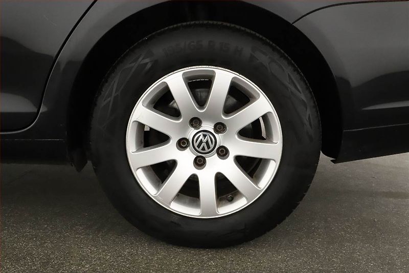 Volkswagen Golf (2010) 1.6 TDI, po STK, jezdí výborně - fotka 10 z 13