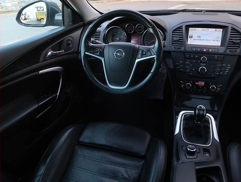 Opel Insignia (2010) 2.0 CDTI, Tažné, jezdí dobře - fotka 7 z 20