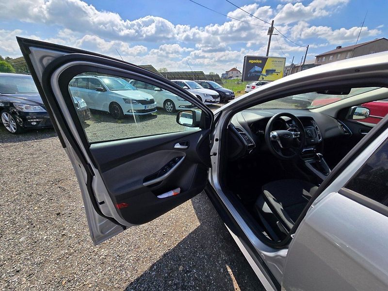 Ford Focus (2011) 1.6i 77KW garance km - fotka 9 z 25