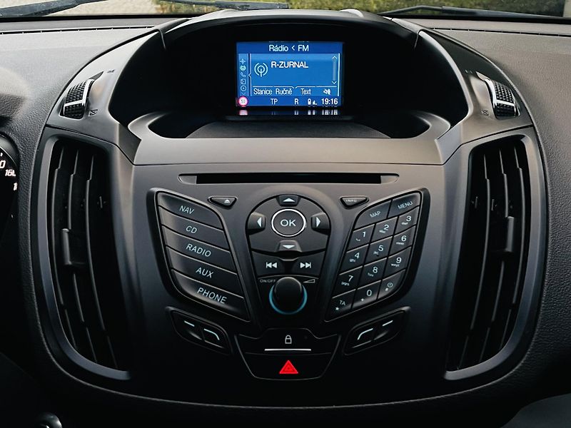 Ford Kuga 2.0TDCi 4x4 MAN TAŽNÉ VÝHŘEV - fotka 37 z 44