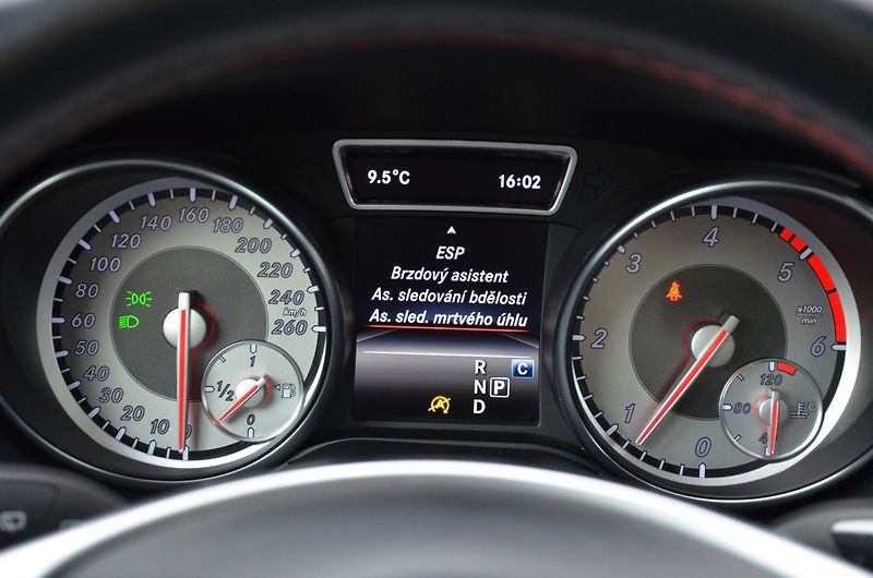Mercedes-Benz GLA (2016) 220d 130kW 4Matic AMG LINE /ČR - fotka 27 z 38