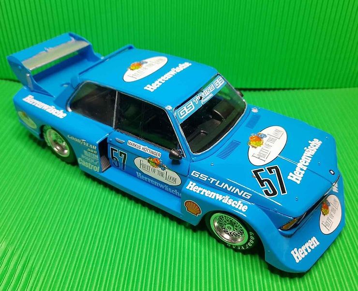 Model vozu BMW 320Gr.5 v měřítku 1:24 od firmy Italeri připomíná tragický osud talentovaného rakouského závodníka.