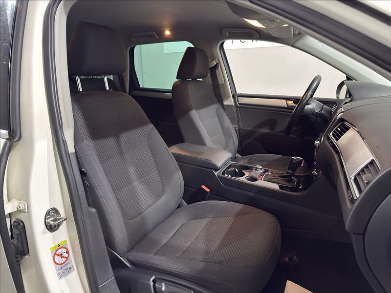 Volkswagen Touareg 3,0   TDI PO ROZVODECH ACC 360 - fotka 23 z 28