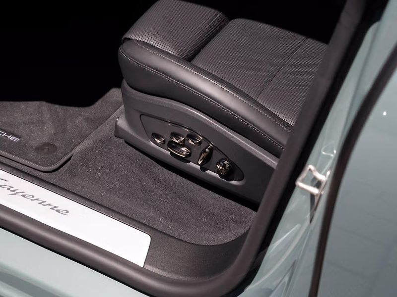 Porsche Cayenne Electric Pano HuD Venti HD-Mat - fotka 13 z 23