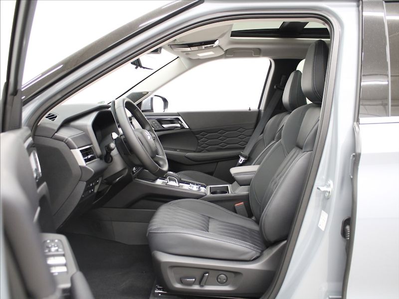 Mitsubishi Outlander 2,4 PHEV Instyle Akční Cena! - fotka 6 z 31