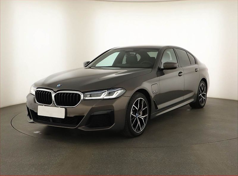 BMW Řada 5 (2023) M Sport 530e - fotka 2 z 25