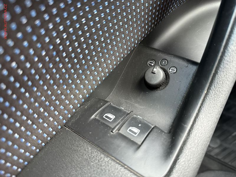 Audi A3 (2006) 1.6i, AC, výhřev.sed - fotka 11 z 14