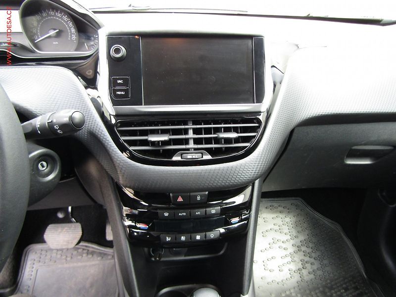 Peugeot 2008 (2019) 1.2 PT, ČR, AT - fotka 13 z 20