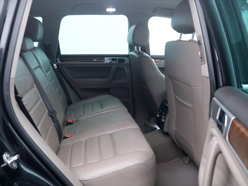 Volkswagen Touareg 3,0 TDI V6 176kW Tiptronic CZ - fotka 13 z 39