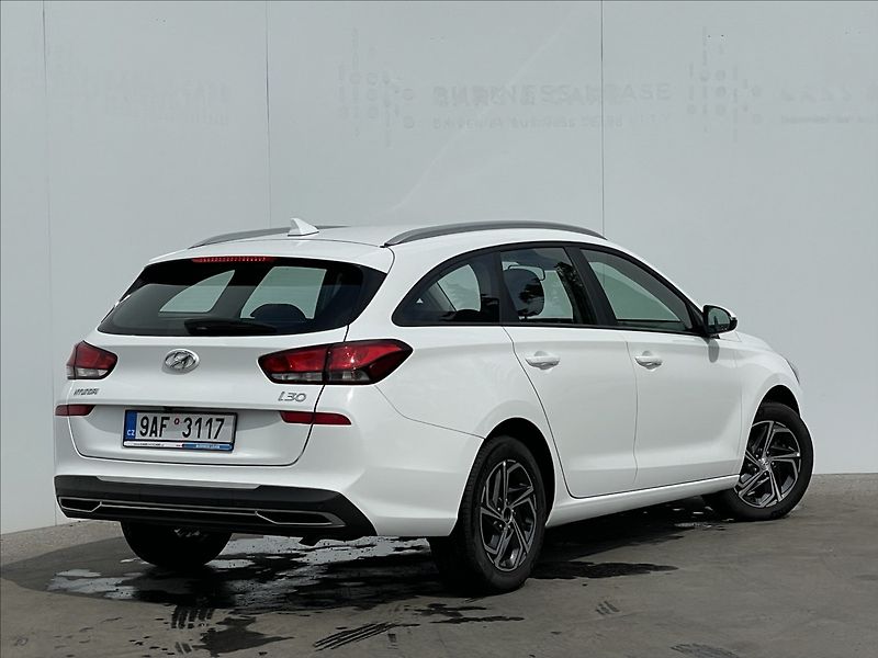 Hyundai i30 1,5 CVVT Combi Comfort - fotka 3 z 23