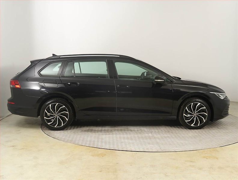 Volkswagen Golf (2021) Life 1.5 TSI, ČR,1.maj - fotka 6 z 22