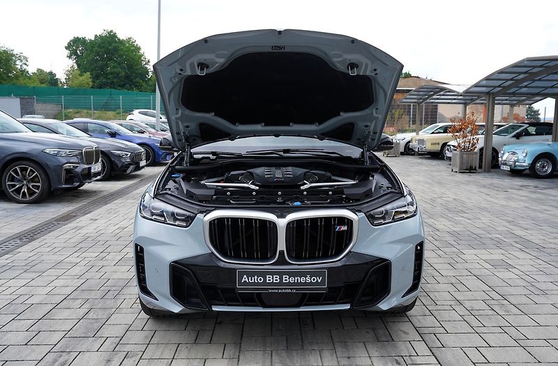BMW X5 M60i xDrive/AT9/21/530 PS - fotka 9 z 45