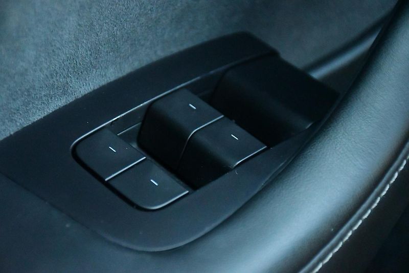 Tesla Model Y LONG RANGE DUAL MOTOR  - fotka 42 z 46