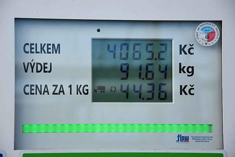 Nová plnicí stanice zkapalněného zemního plynu LNG do nádrží tahačů kamionů s nepřetržitým bezobslužným provozem společnosti GasNet u Klecan na Praze-východ.