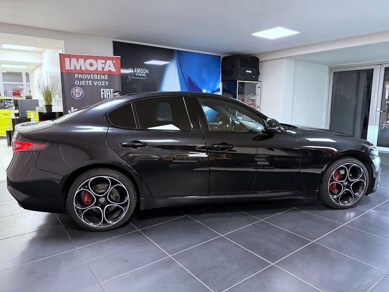 Alfa Romeo Giulia (2024) 2.0T 280k AT8 ZF Q4 4x4 Veloce - fotka 4 z 23