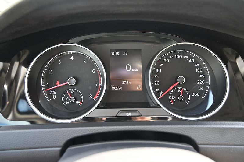 Volkswagen Golf 1.2TSI 81KW BMT rezervace - fotka 13 z 46