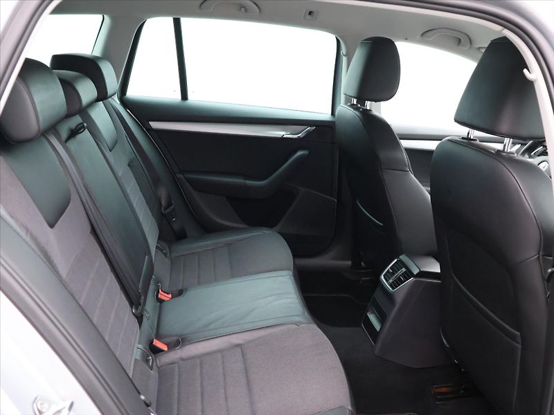 Škoda Octavia 1,4 TSI 103kW Elegance+ Xenon - fotka 12 z 32