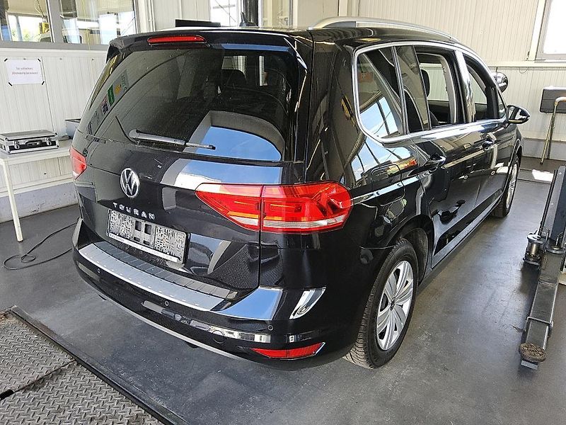 Volkswagen Touran 1.5TSI 110kW Highline TZ 7Mist - fotka 2 z 4