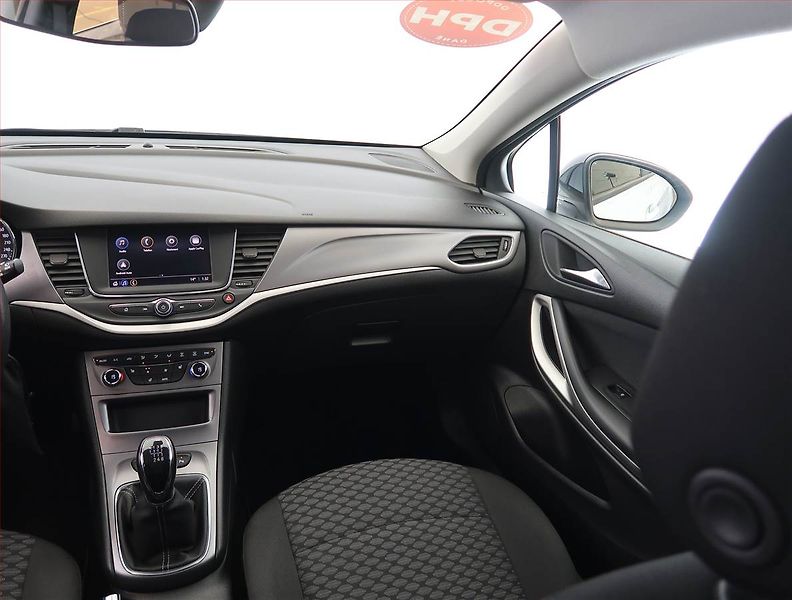 Opel Astra (2022) Business Edition 1.2 Turbo - fotka 8 z 17