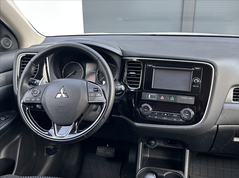 Mitsubishi Outlander 2,0 150PS  Intense A/T 4x4 - fotka 23 z 53