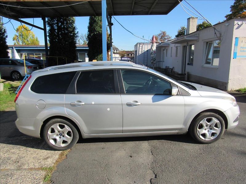 Ford Focus 1,6 74kW Combi - fotka 8 z 24
