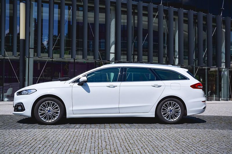 Ford Mondeo (2021) 2.0 138kw Hybrid ecvT TITANIUM - fotka 2 z 32