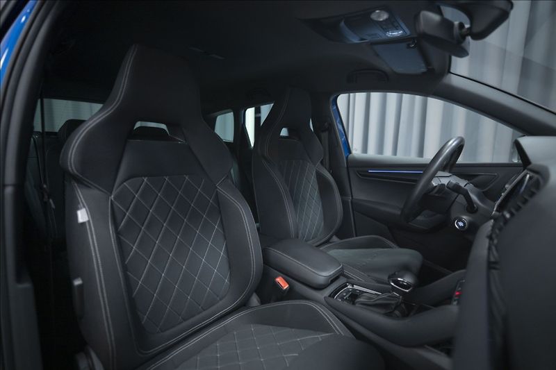 Škoda Karoq 2,0 TDI DSG 4x4 SPORTLINE ČR - fotka 9 z 41