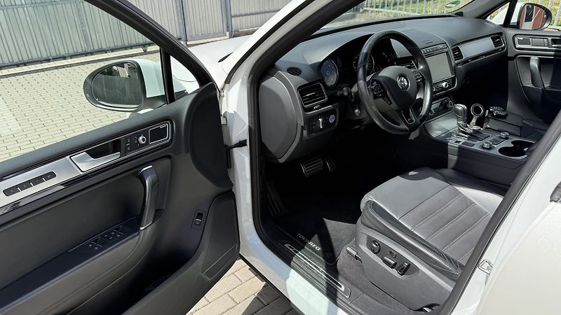 Volkswagen Touareg 3.0TDi*193kW*R-LINE*PERLEŤ - fotka 15 z 35