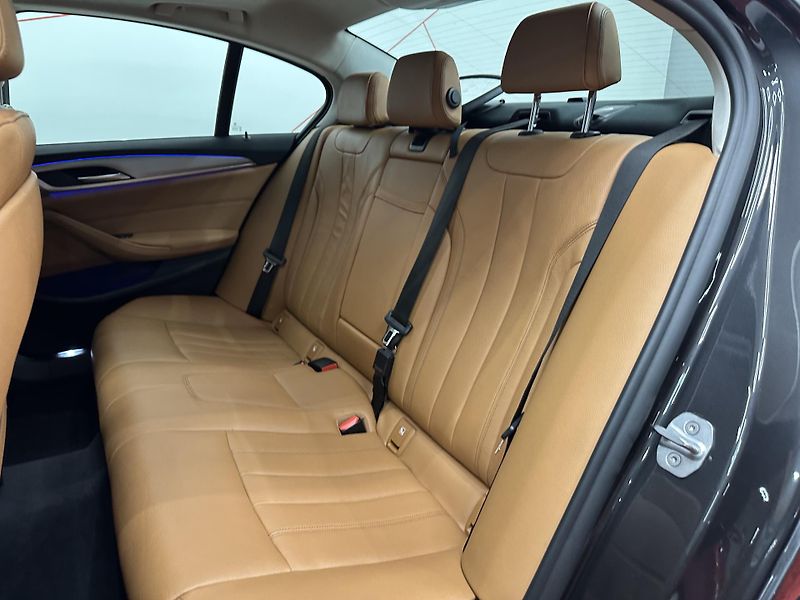 BMW Řada 5 (2018) 530d xDrive*HUD*PANO*KEYLESS - fotka 11 z 20
