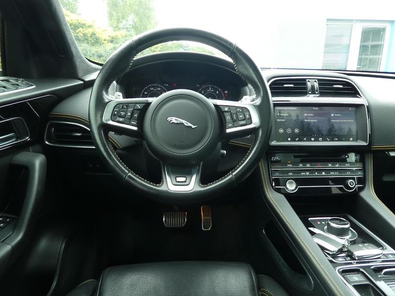 Jaguar F-Pace 300 SPORT 221kW 4x4  - fotka 8 z 15