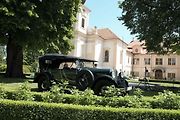 Walter P IV. 9 z roku 1927, vystavovatel Stanislav Karger. Stará architektura se v Loučni snoubí s krásou starých automobilů