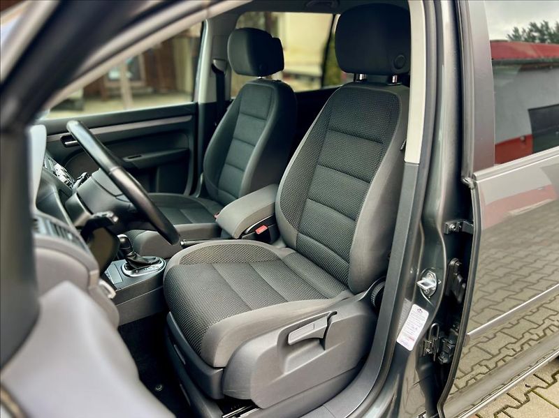 Volkswagen Touran 1,6 TDi / KLIMA / 7MÍST / DSG - fotka 9 z 39