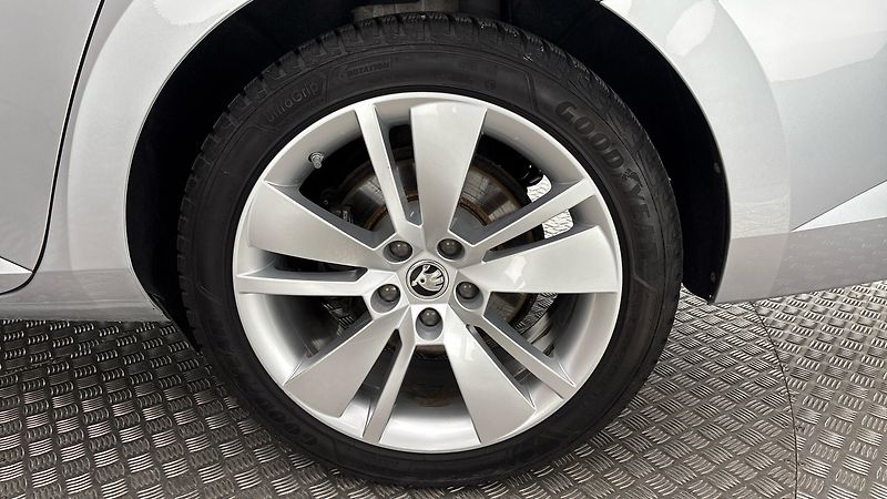 Škoda Superb 2.0 TDI DSG Style Combi - fotka 19 z 31