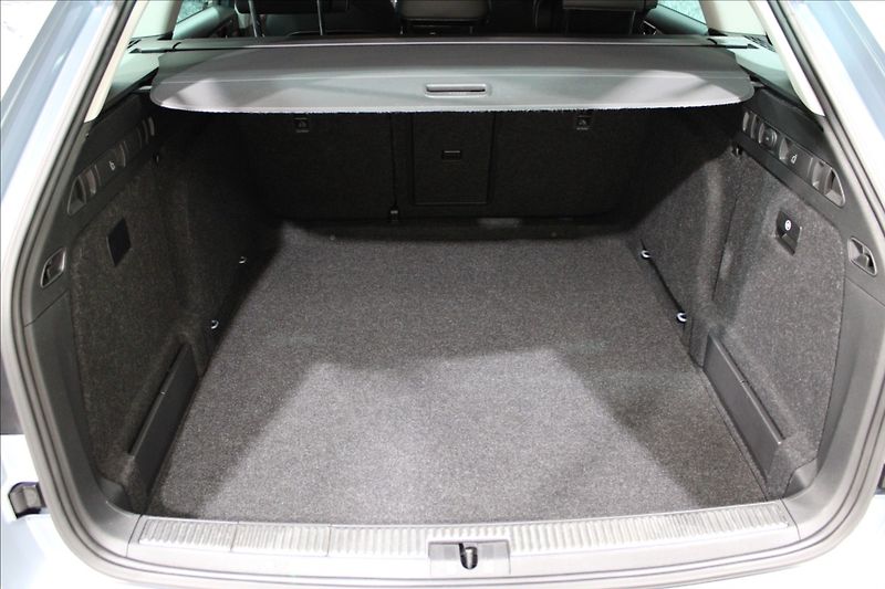 Škoda Superb 2,0 TDI Style REZERVOVÁNO - fotka 6 z 39