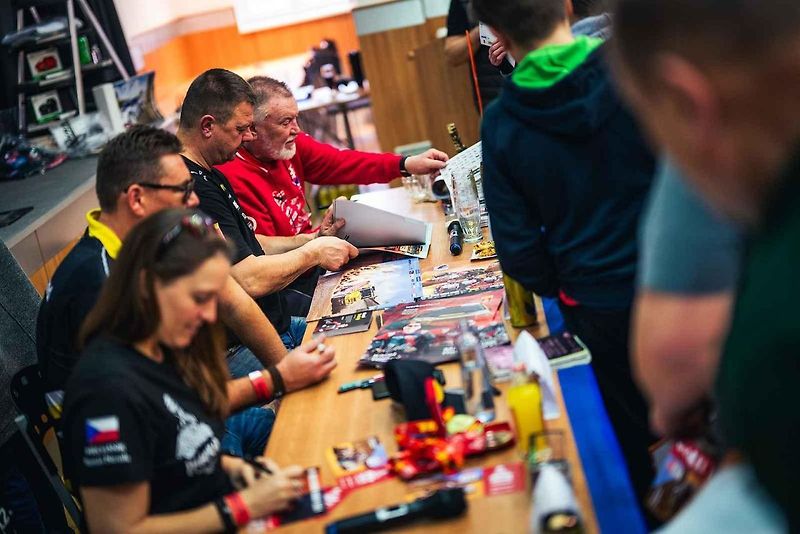 Rallyshow Vacov 2024 opět přiláklo mnoho fanoušků závodních aut.