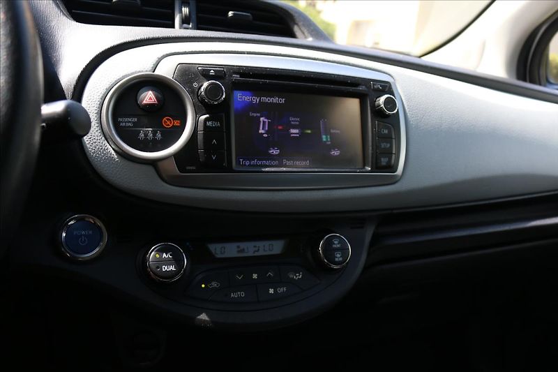 Toyota Yaris 1,5 Hybrid, Automat - fotka 22 z 40