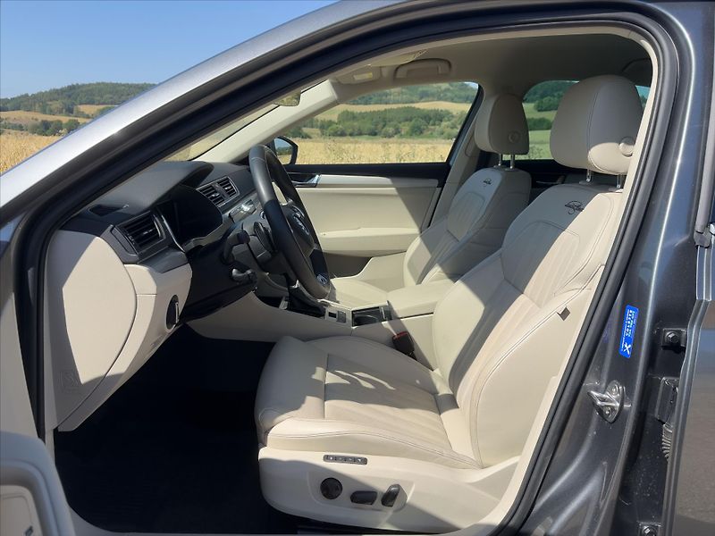Škoda Superb 2,0 TDI 147kW DSG 4x4 L&K DPH - fotka 12 z 40