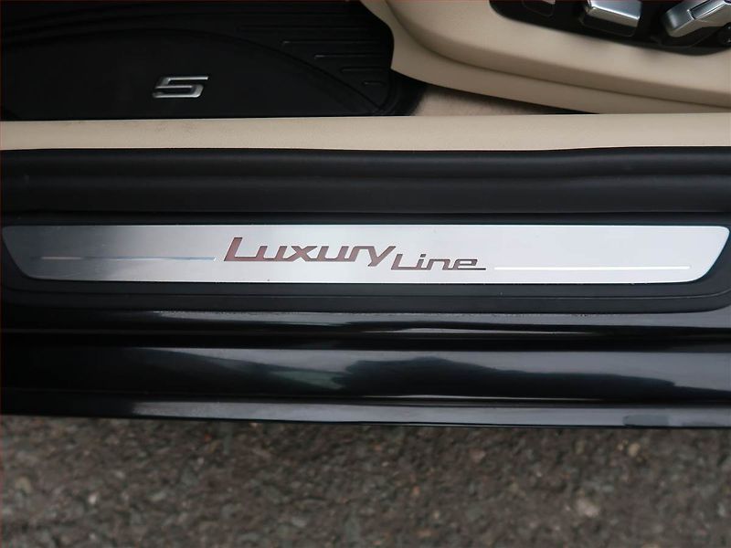 BMW Řada 5 (2018) Luxury Line 530i xDrive - fotka 25 z 25