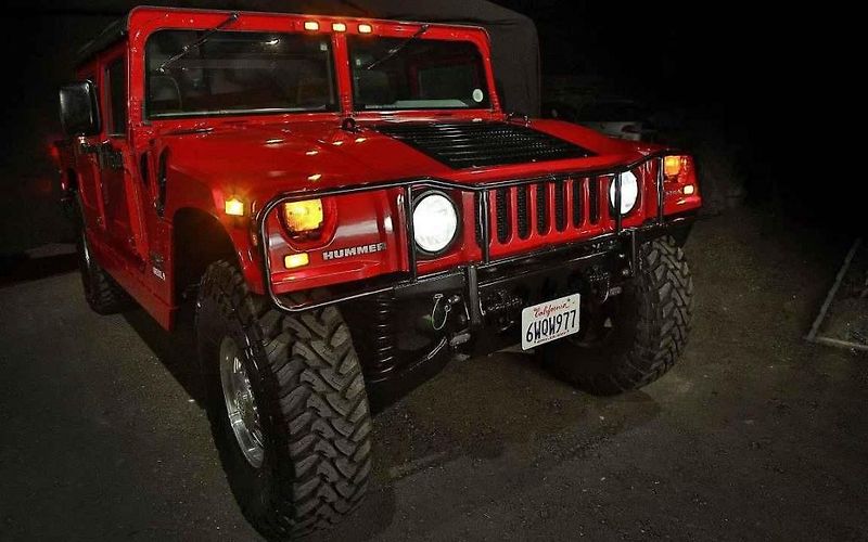 Arnold Schwarzenegger a jeho nový elektrický Hummer H1.