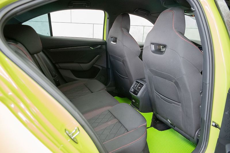 Škoda Octavia RS 2.0 TSI 225kW 2xKOLA*DPH*ČR - fotka 14 z 44