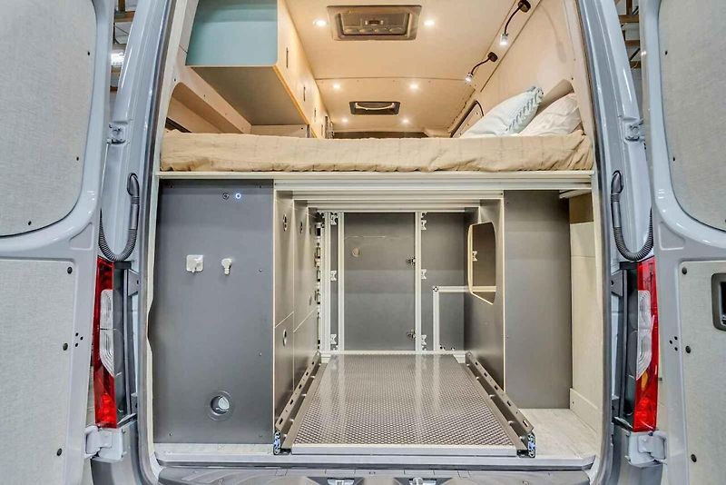 Campervan od americké firmy Bitterroot Builds je stvořený do divočiny.
