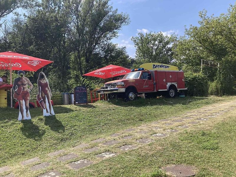 Speciálně upravený Ford dříve sloužil hasičům v Americe.