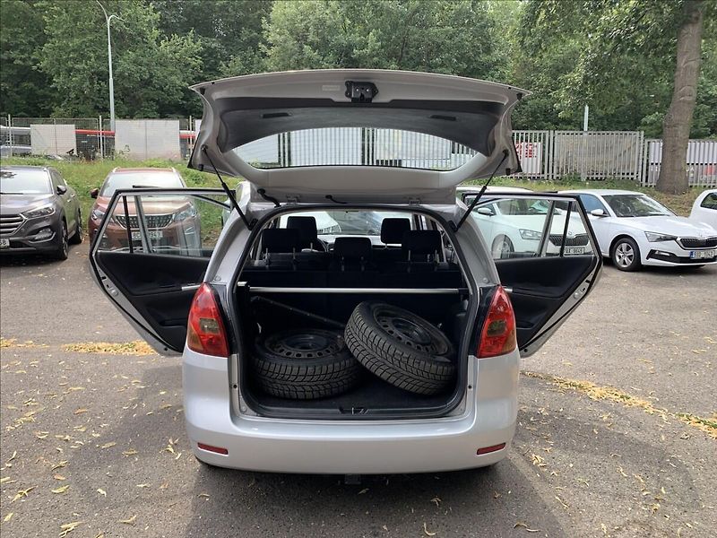 Toyota Corolla Verso 1,8 i ČR,1.MAJITEL - fotka 17 z 17