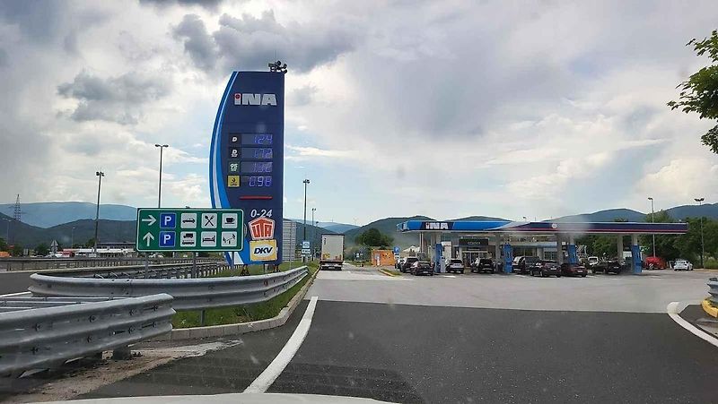 Cesta do Chorvatska autem poprvé bez hranic. Reportéři Deníku vyzkoušeli delší trasu přes Bratislavu, Maďarsko, Záhřeb až do Zadaru a Šibeniku. Zhruba tisíc kilometrů. Z Jadranu se pak vraceli přes Slovinsko a Rakousko.