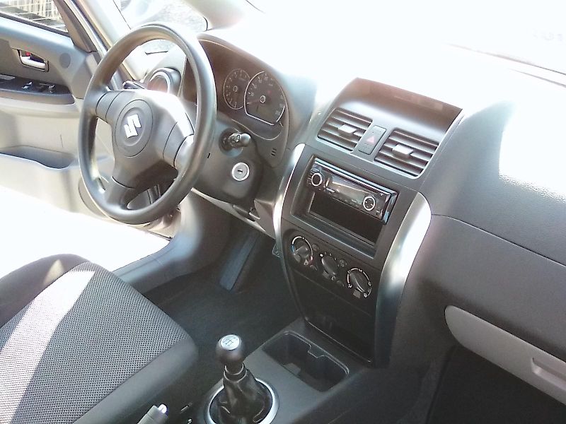 Suzuki SX4 (2008) 1.5i , kola navíc - fotka 18 z 33